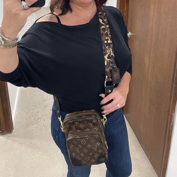 ๐ค AMAZONE LV Crossbody! ๐ค - Picture 7 of 8